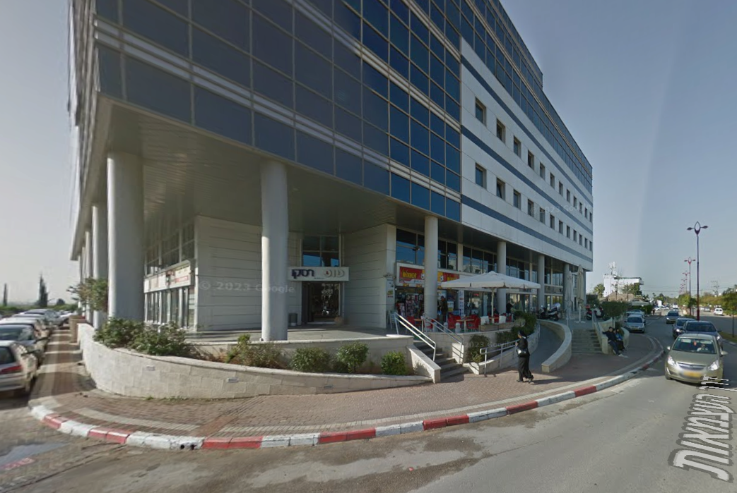 בניין טופ-רסקו, בצבע לבן עם זכוכיות בצבע כחול.